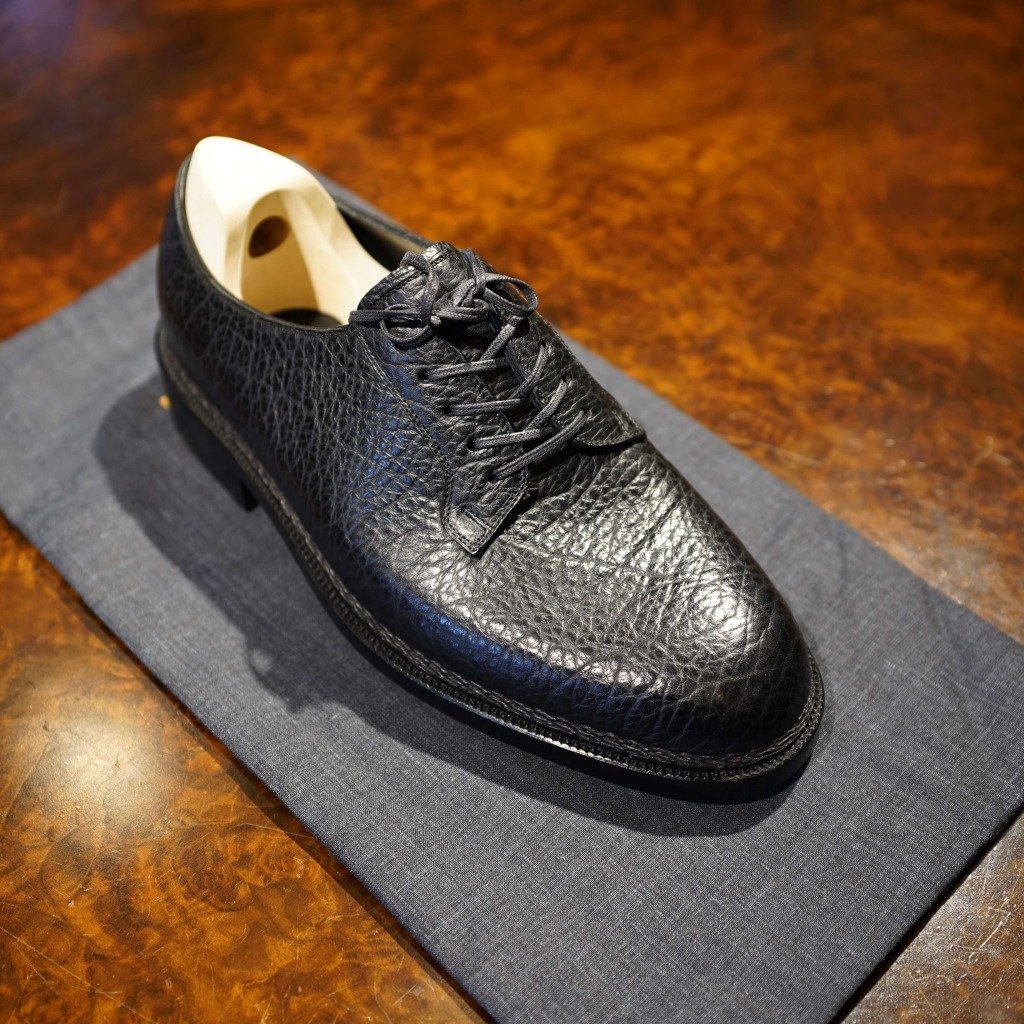 バイソンで仕立てたワイルドなプレーントゥ